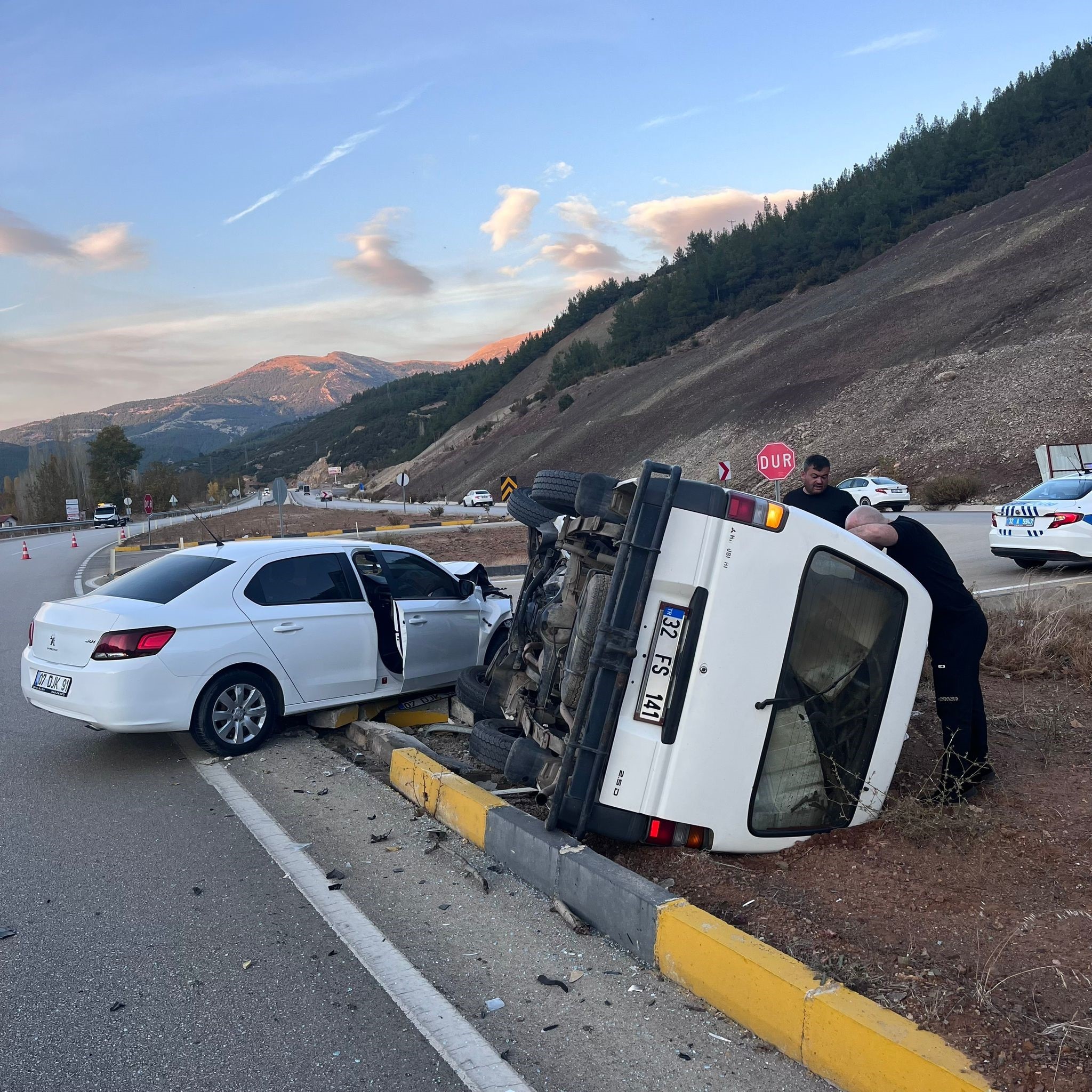 Isparta’da otomobil ile midibüs kavşakta çarpıştı: 5 yaralı