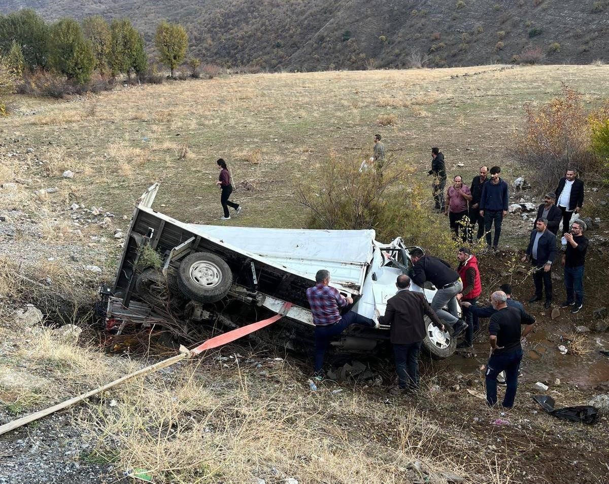 Bitlis’te meyve yüklü kamyonet devrildi: 1 ölü, 1 yaralı