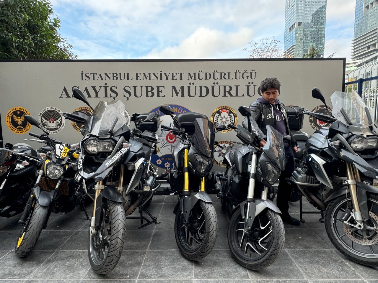 İstanbul'da motosikletlere dadanan hırsızlar kameralara yakalandı