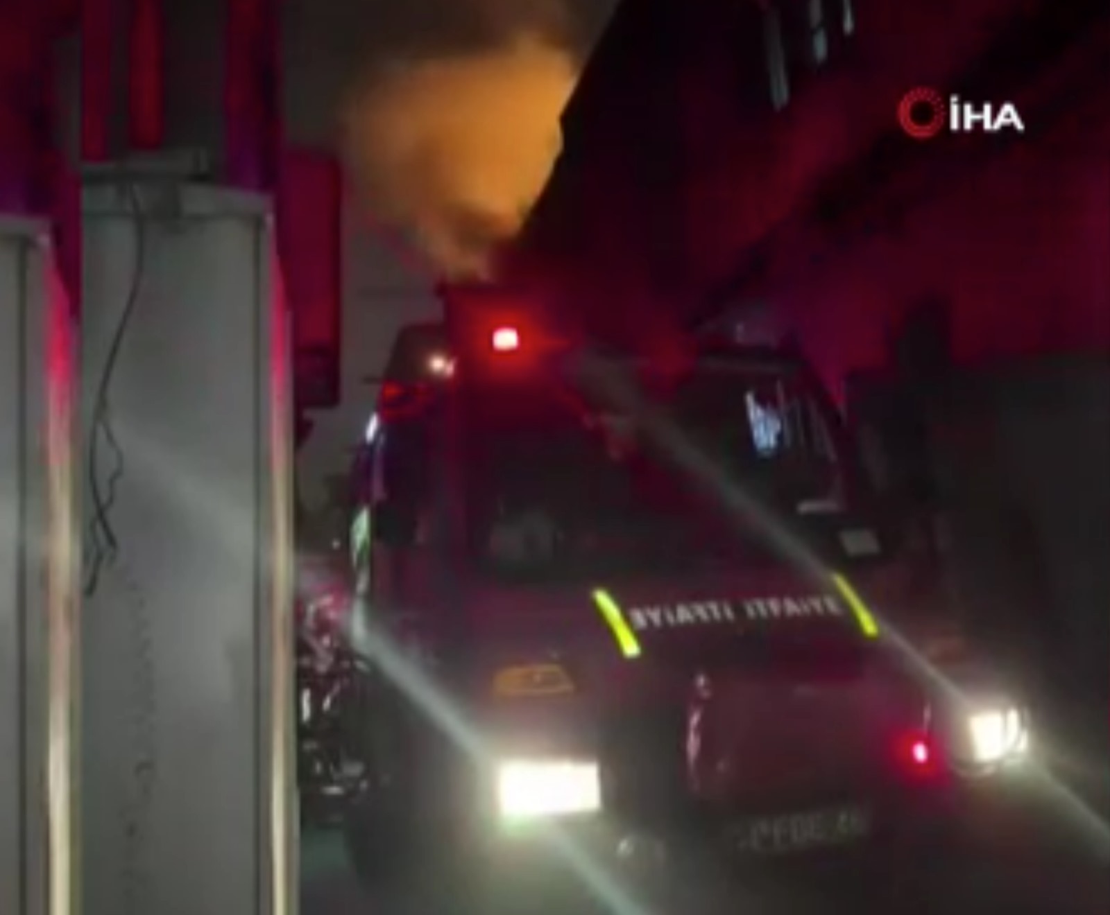 Sanayi sitesinin çatısında korkutan yangın