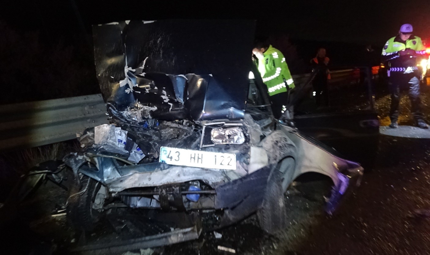 Kütahya'da otomobil ile iş makinasının karıştığı kazada: 1 kişi öldü  4 kişi yaralandı