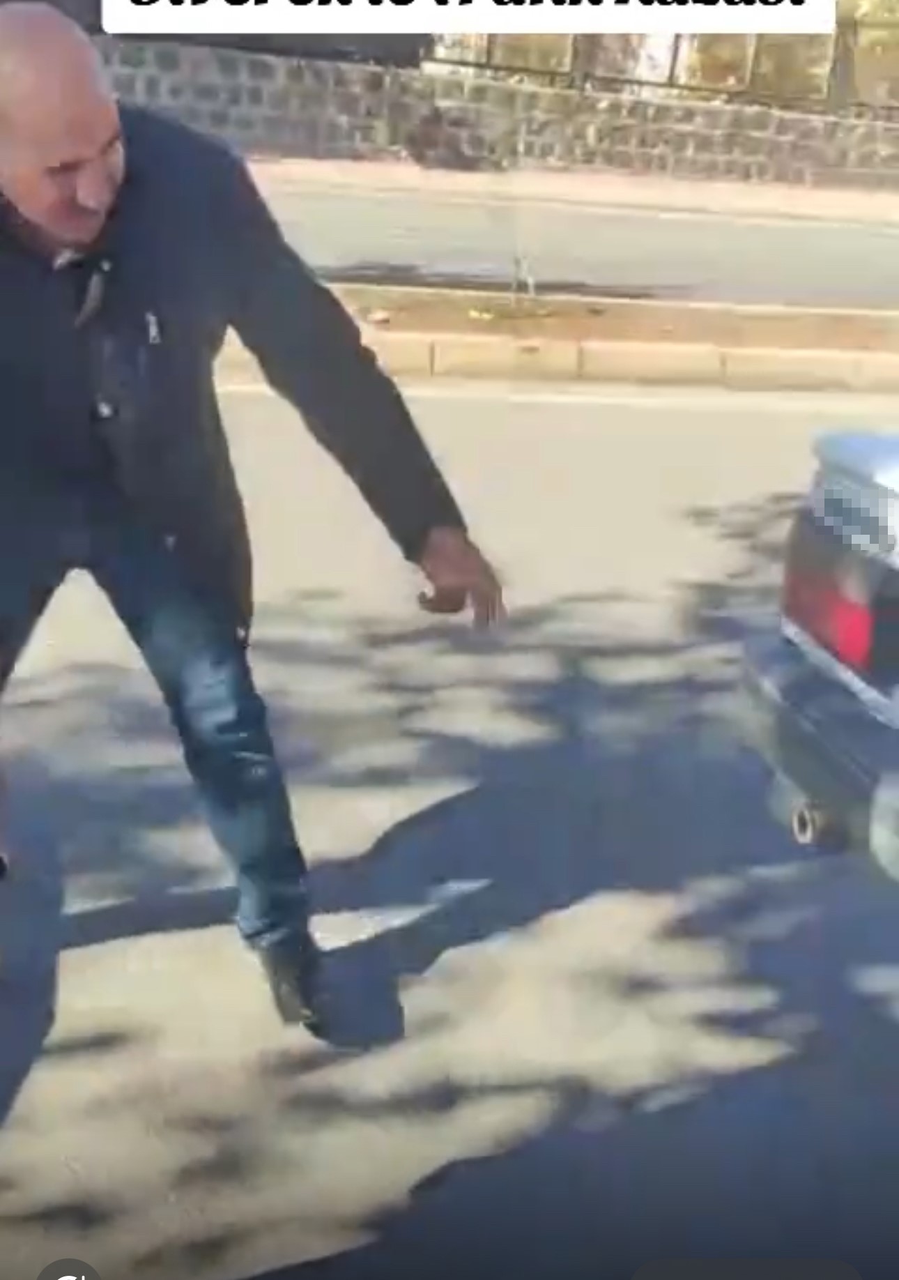 Trafik kazası sonrası taraflar arasındaki tartışma sosyal medyaya yansıdı