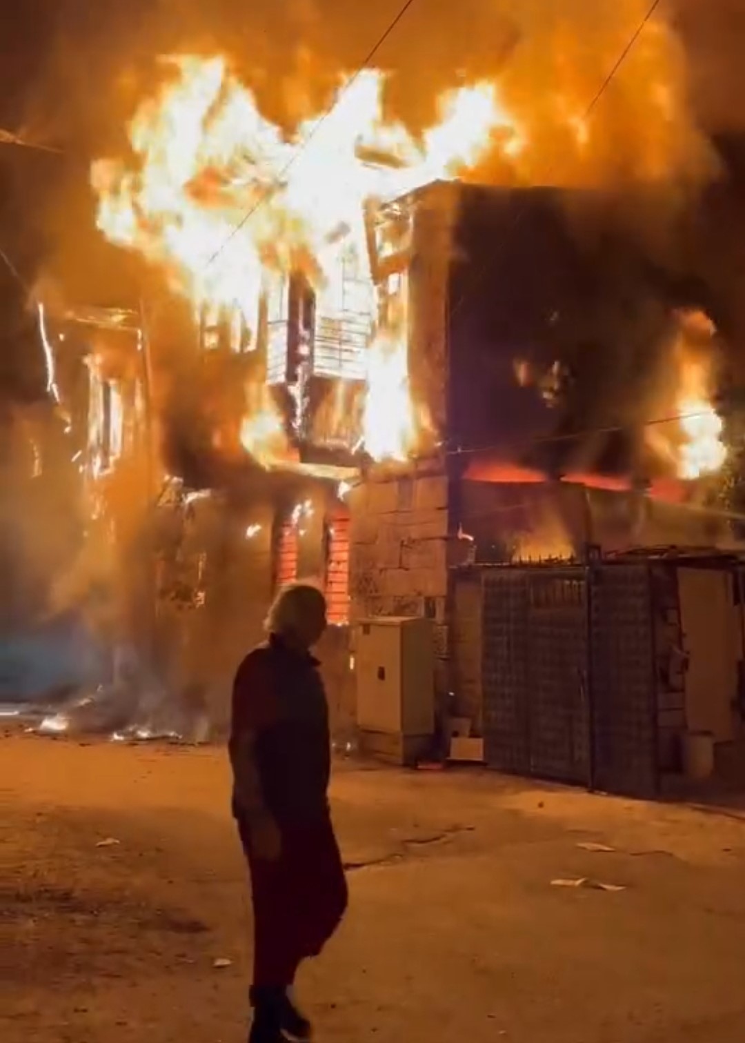 Adana'da iki katlı evde yangın (15 Kasım 2024)