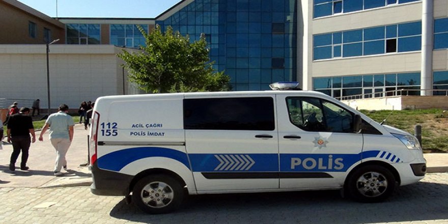 Üniversite yerleşkesinde pompalı tüfekle havaya ateş açtı