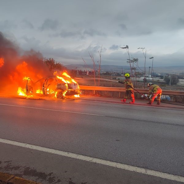 Balıkesir'de otomobil seyir halindeyken alev aldı