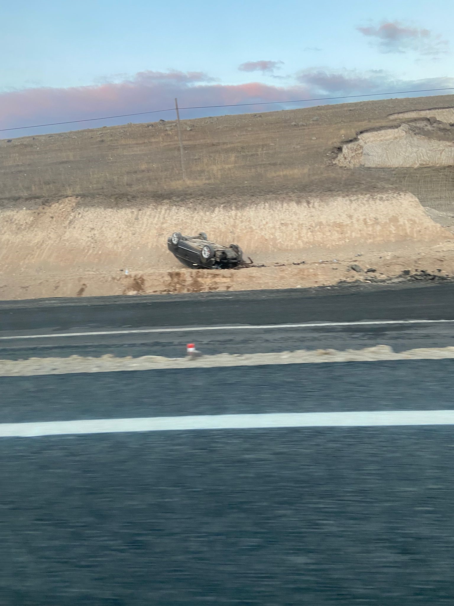 Ardahan'da yoldan çıkan otomobilin sürücüsü yaralandı