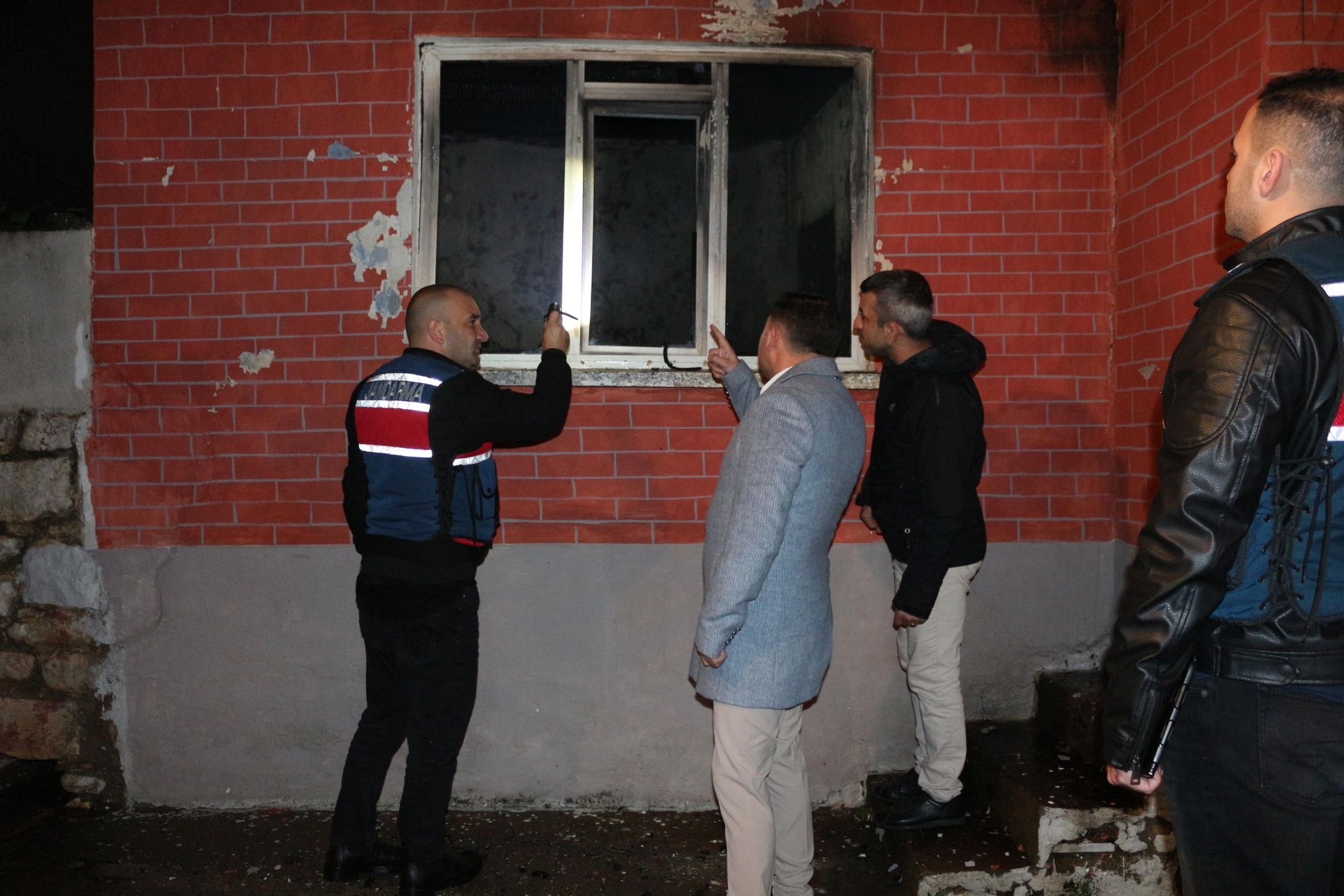 Çanakkale'de korkutan yangın: 3 ev zarar gördü