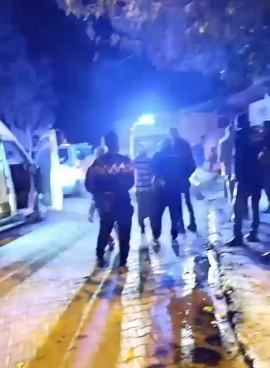 Husumetliler arasında yaşanan silahlı kavgada 4 kişi yaralandı
