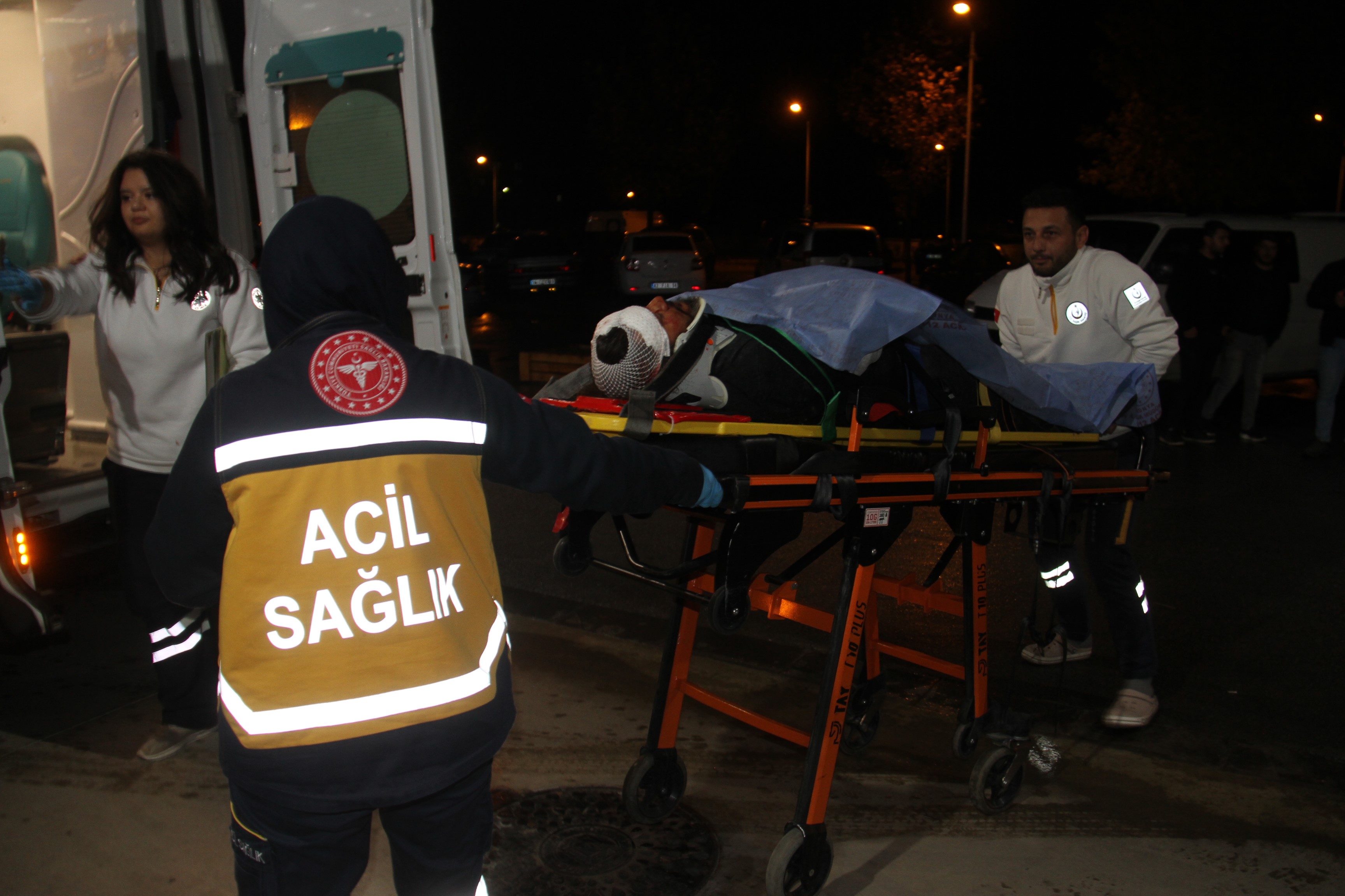 Kazaya yardım ederken kaza geçirerek yaralandı