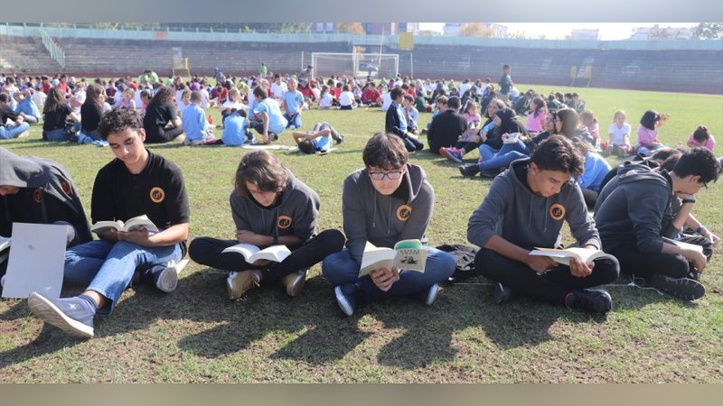 Stadyumda kitap okudular