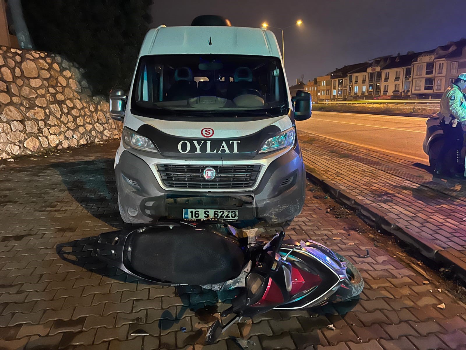 Minibüs ile motosiklet birbirine girdi: Motosiklet sürücüsünün durumu ağır