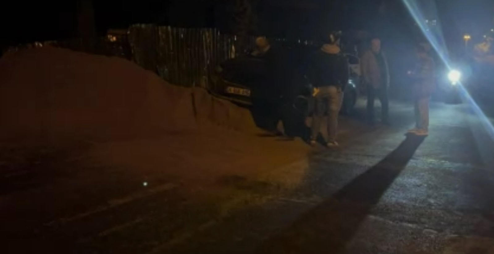 Yola dökülen kum kazaya neden oldu