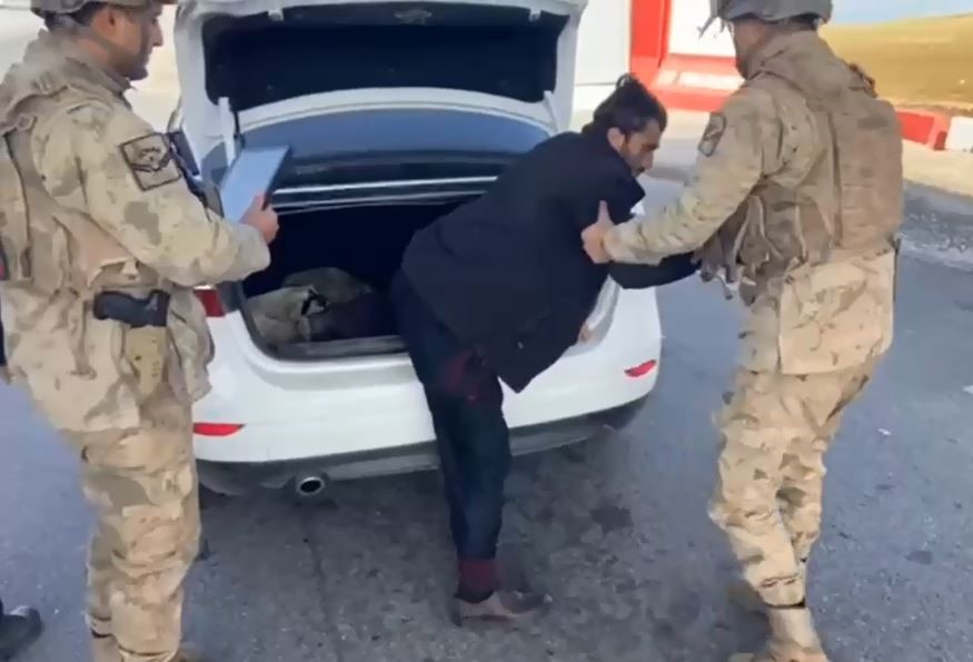 Otomobilin bagajında kaçak göçmen yakalandı