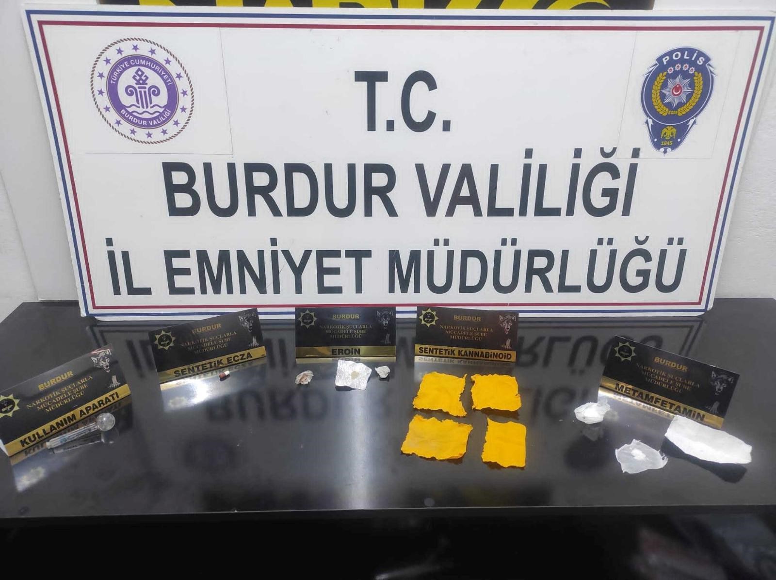 Burdur'da araçta ele geçirilen uyuşturucuya 2 tutuklama