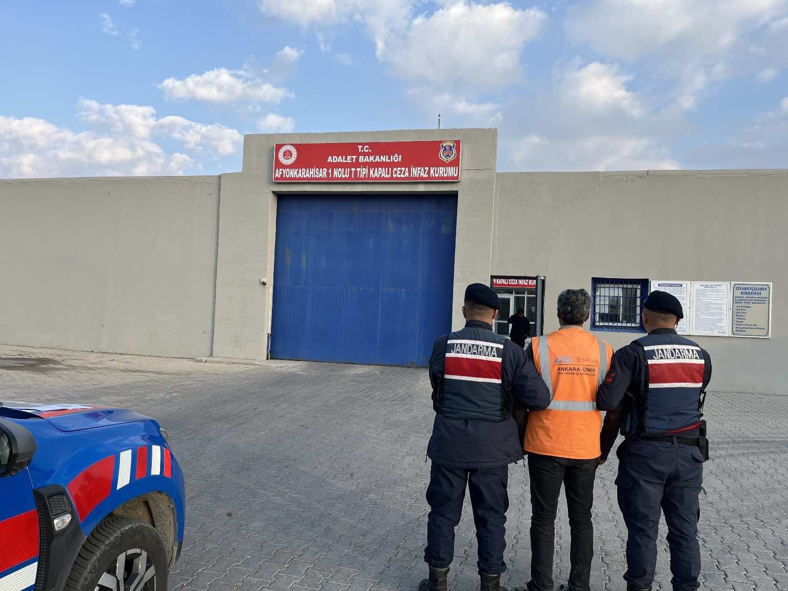 Jandarma 3 yıl 4 ay hapis cezasıyla aranan şahsı yakaladı