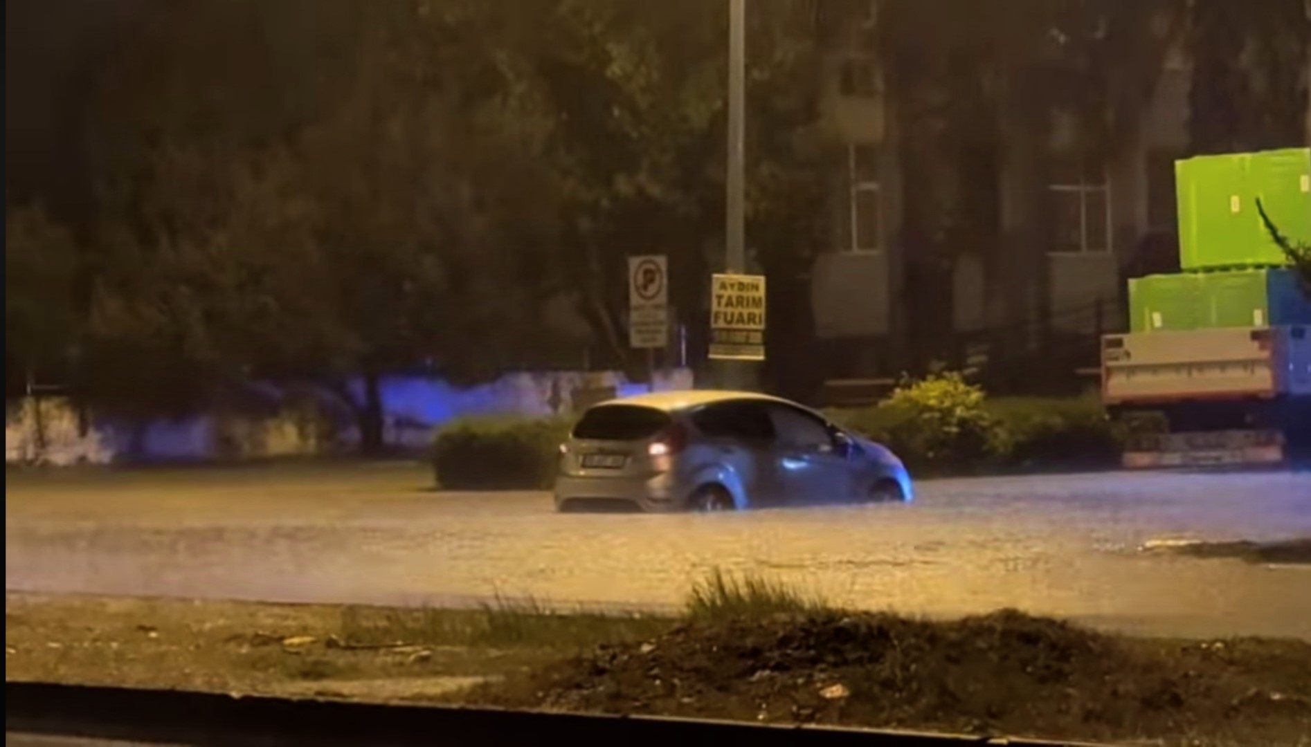 Söke’de sağanak yağış vatandaşa zor anlar yaşattı