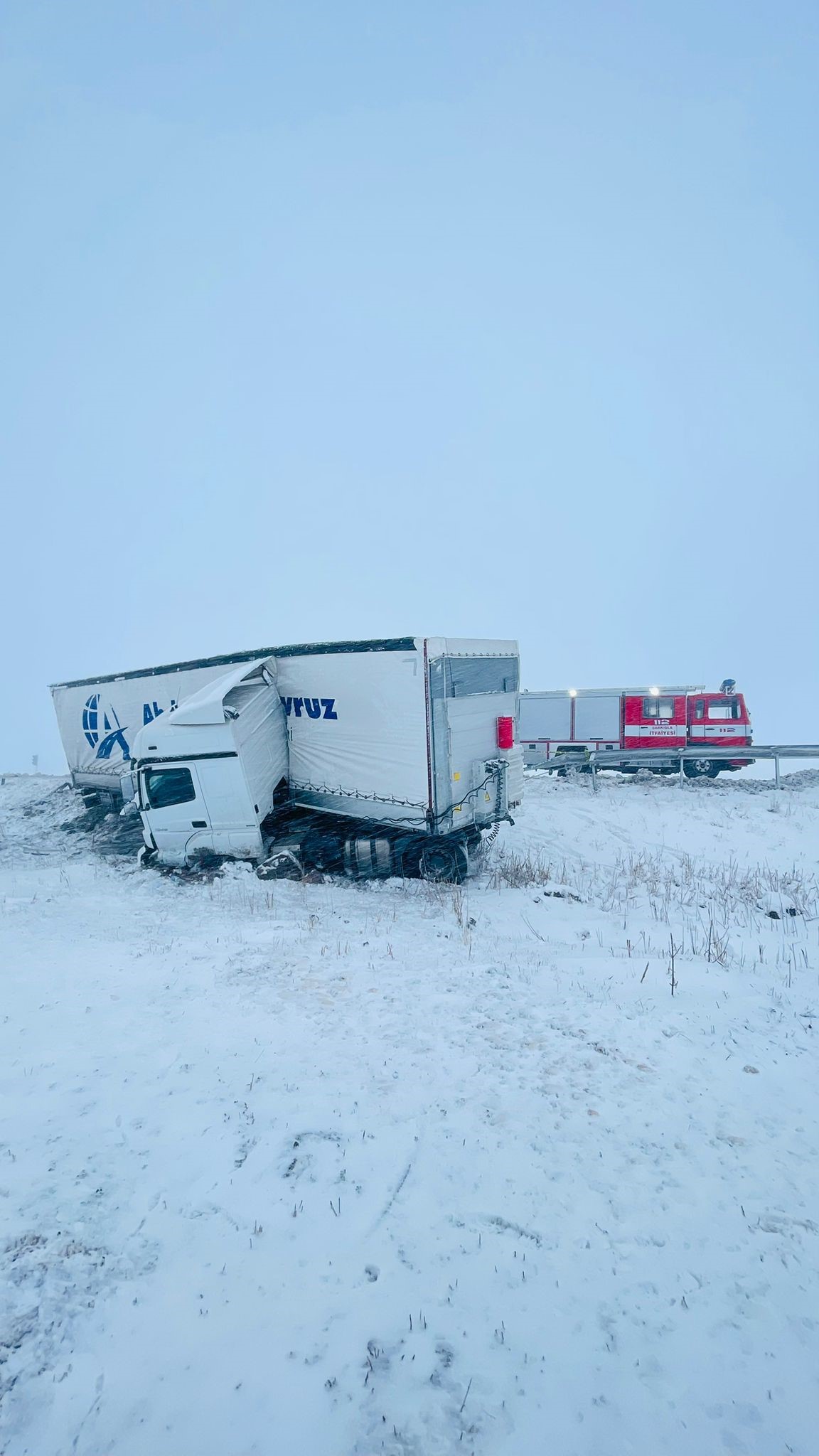 Sivas’ta kar ve kuvvetli fırtına kazayı da beraberinde getirdi