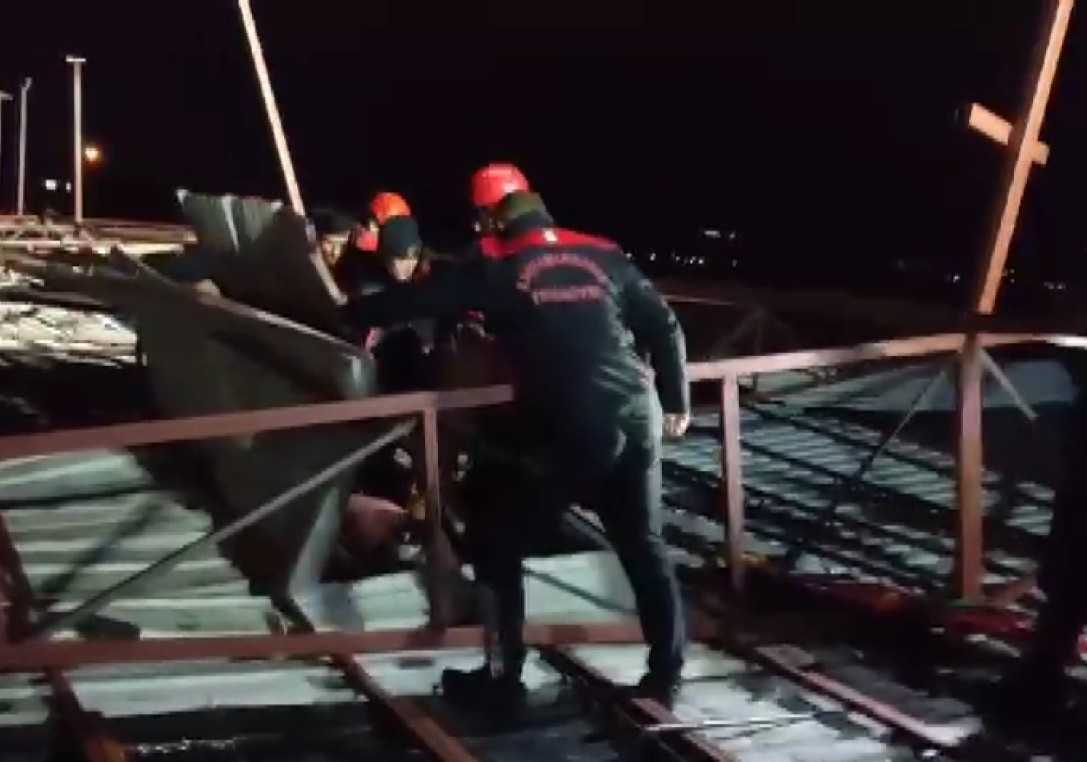 Kahramanmaraş'ta şiddetli rüzgarın çökerttiği çatının altında kalan şahıs kurtarıldı