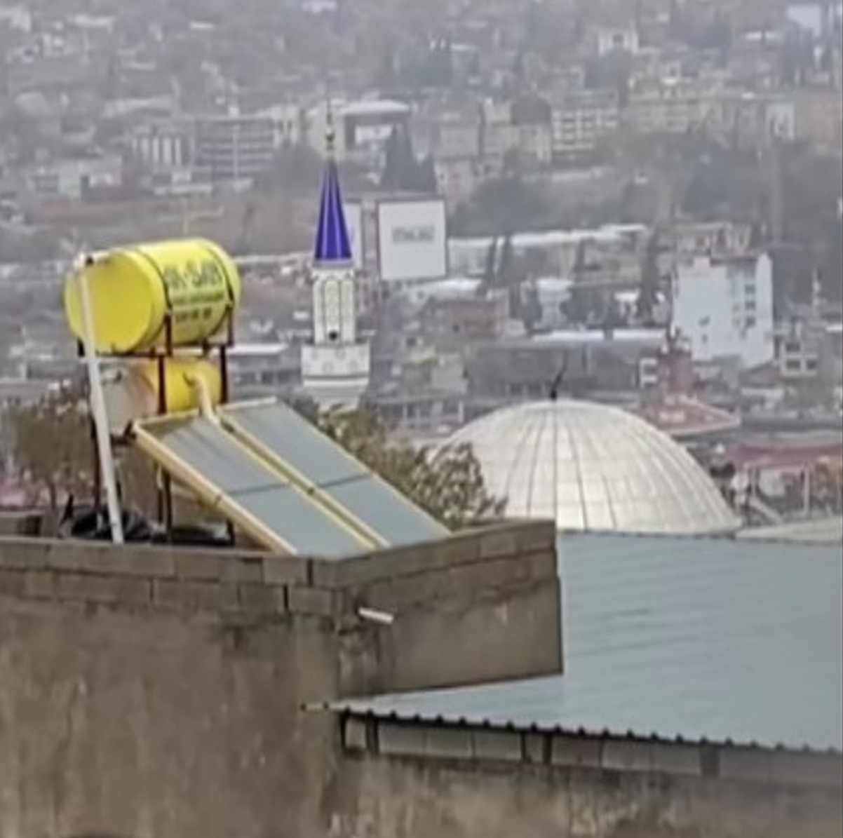 Olumsuz hava şartları minareyi devirdi