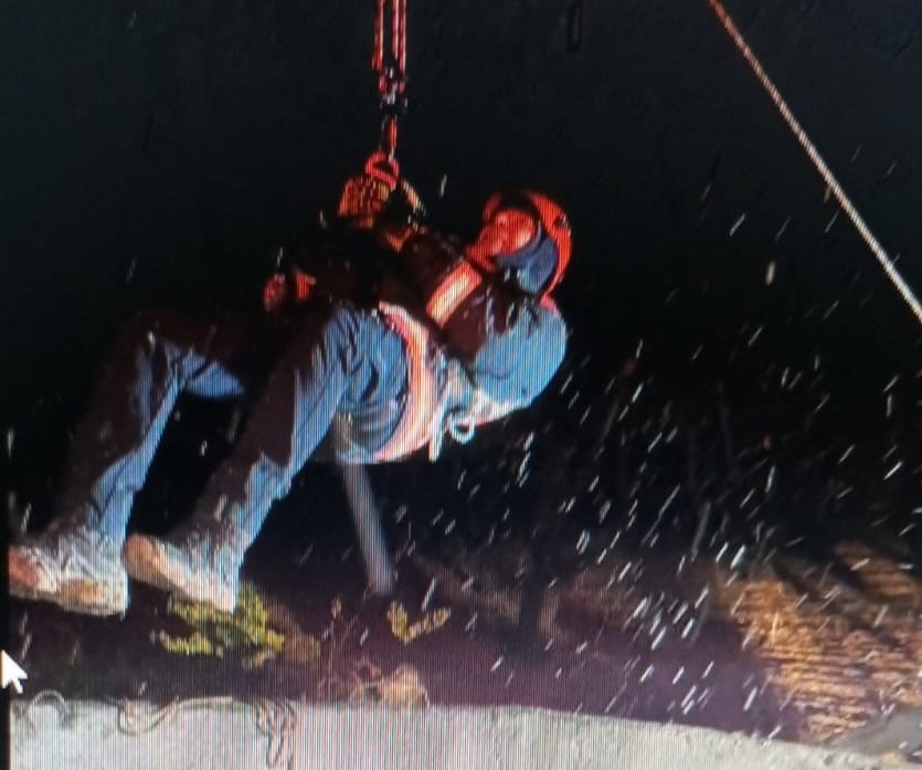 Sokak köpeğinin yardımına itfaiye koştu