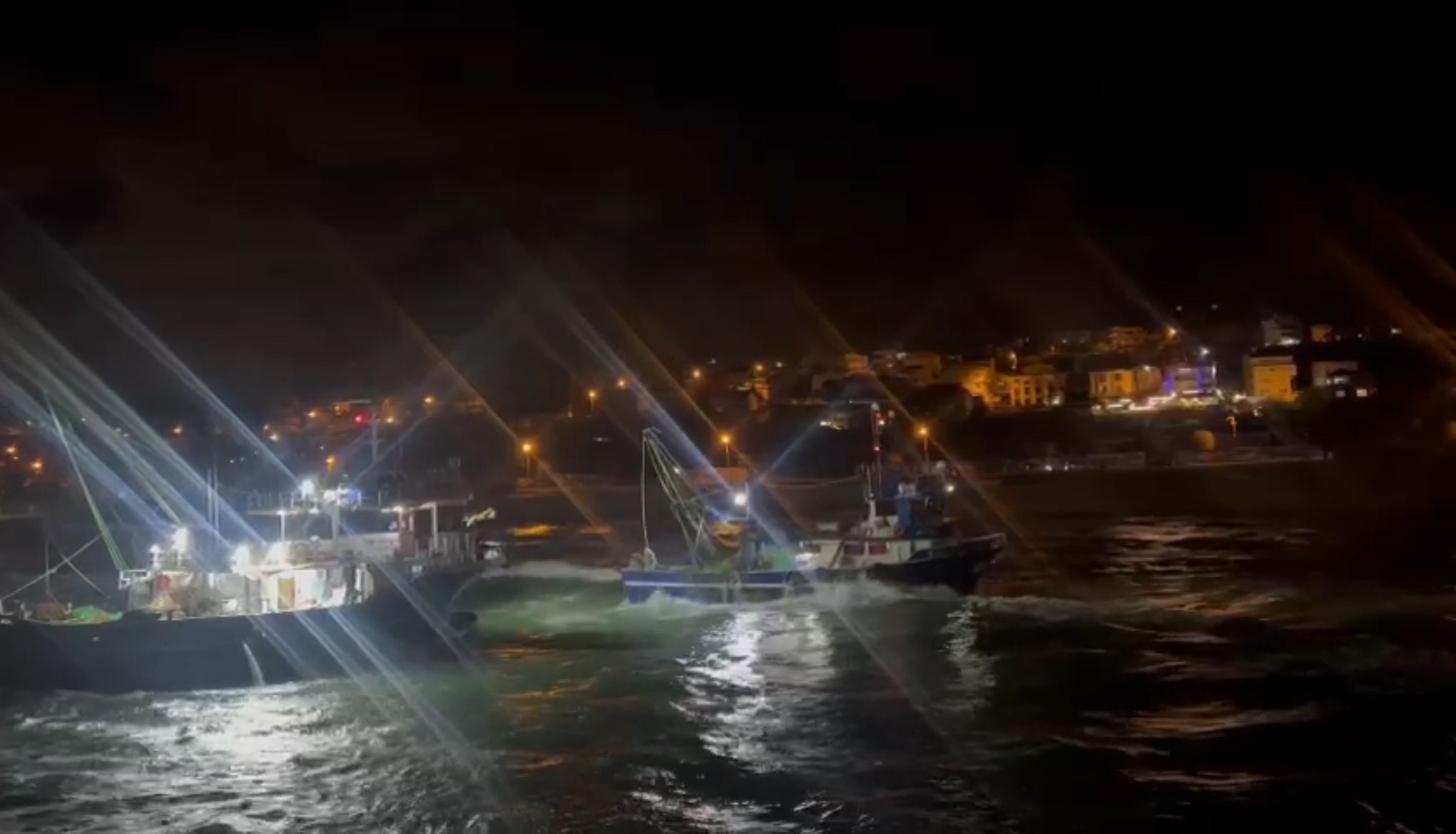 Balıkçı teknesi karaya oturdu: Çevredekilerin yardımıyla kurtarıldı