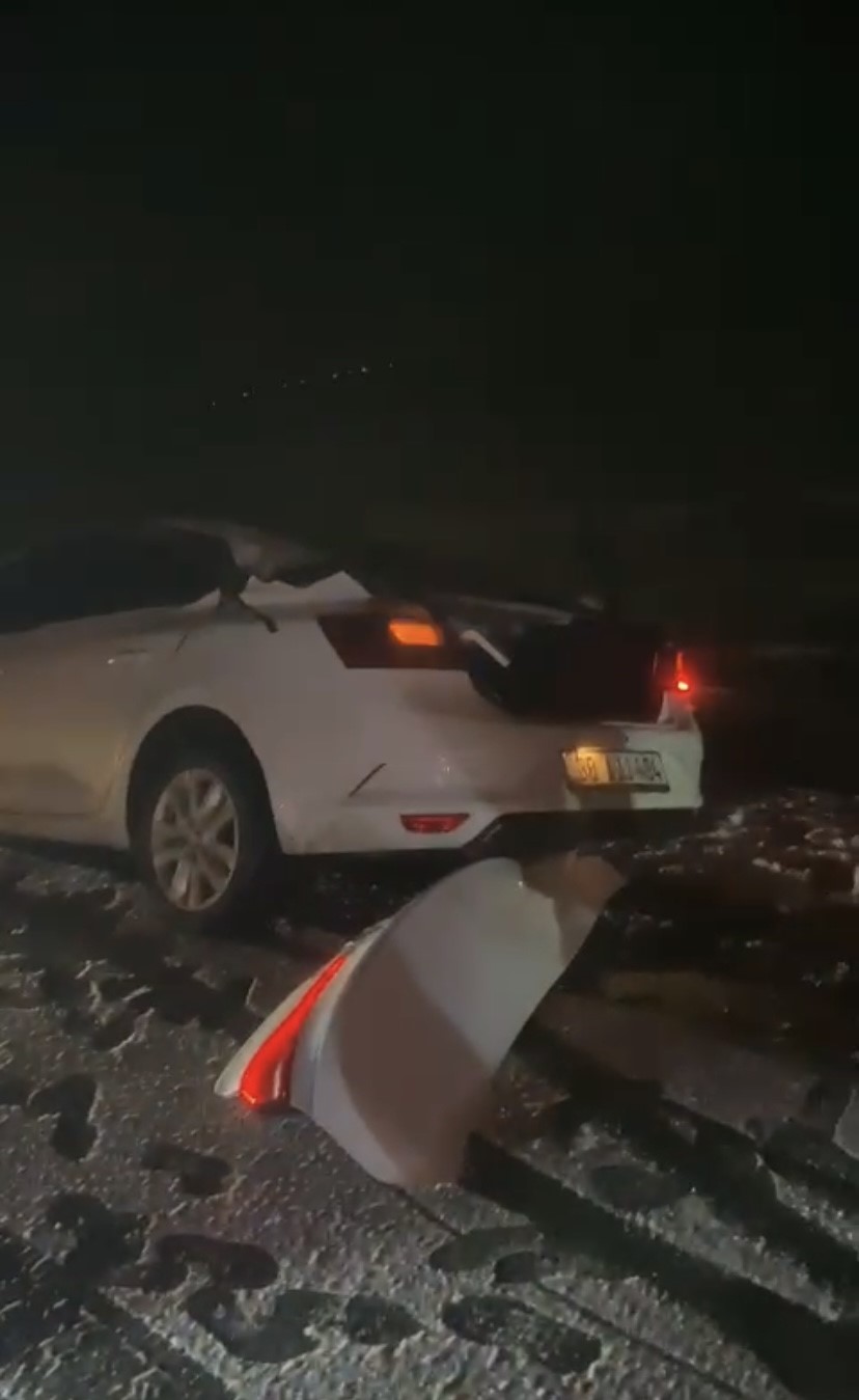 Tır ve otomobilin karıştığı kazada trafik kilitlendi