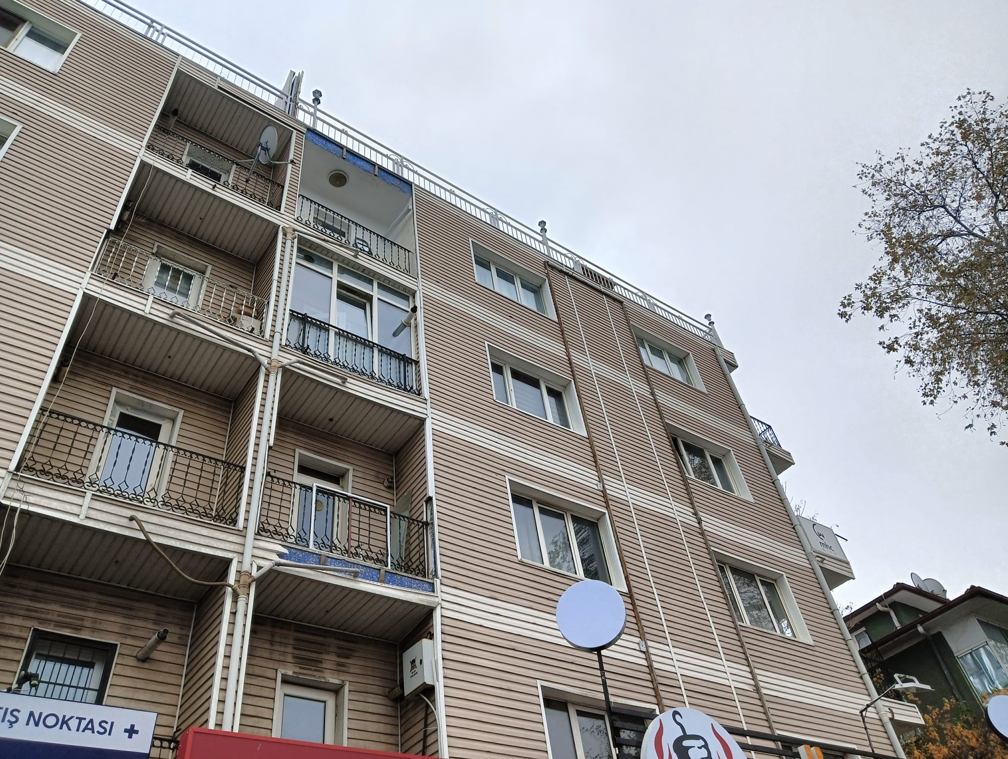 Ablasını bıçakladıktan sonra beşinci kattan atlayarak intihar etti