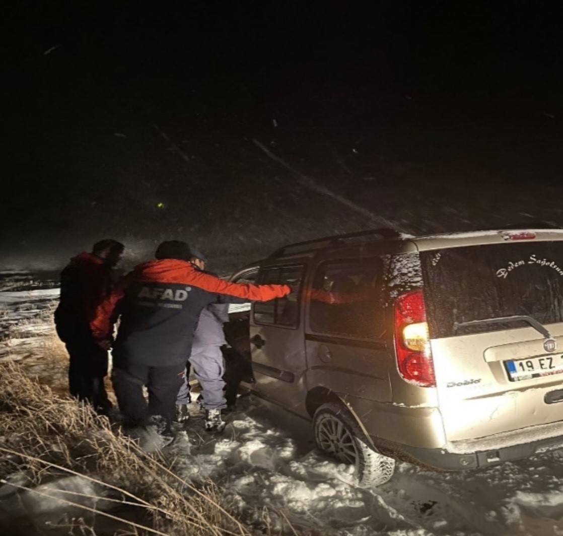 Sürücüler karda mahsur kaldı: Yardımına ekipler yetişti