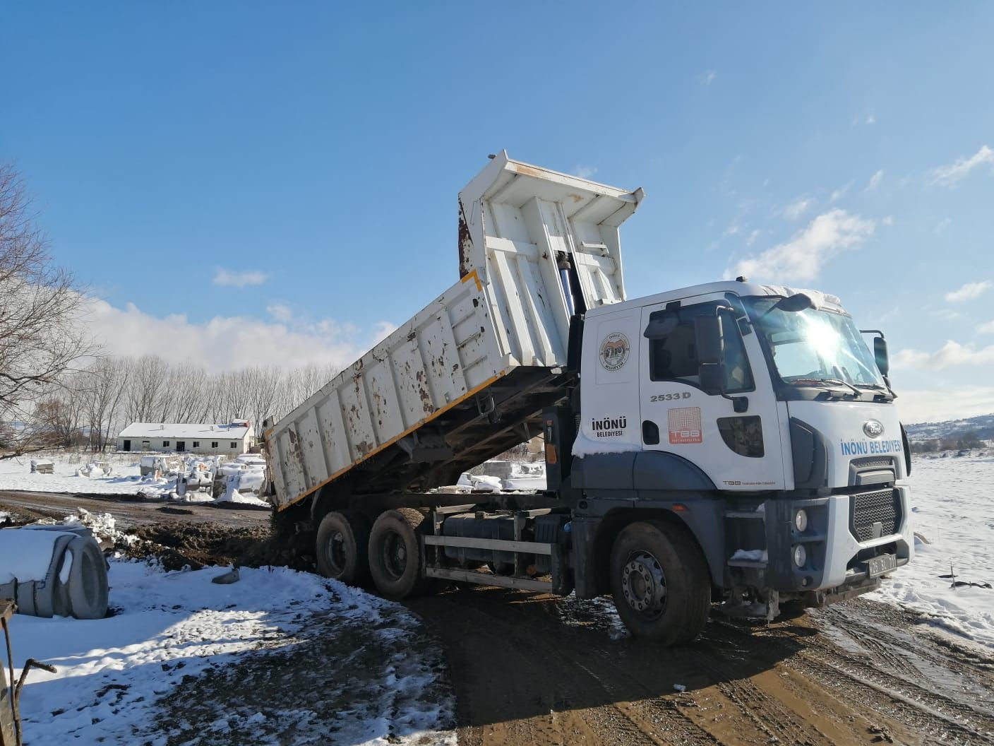 İnönü'de yoğun kar yağışının ardından temizleme çalışmaları sürüyor