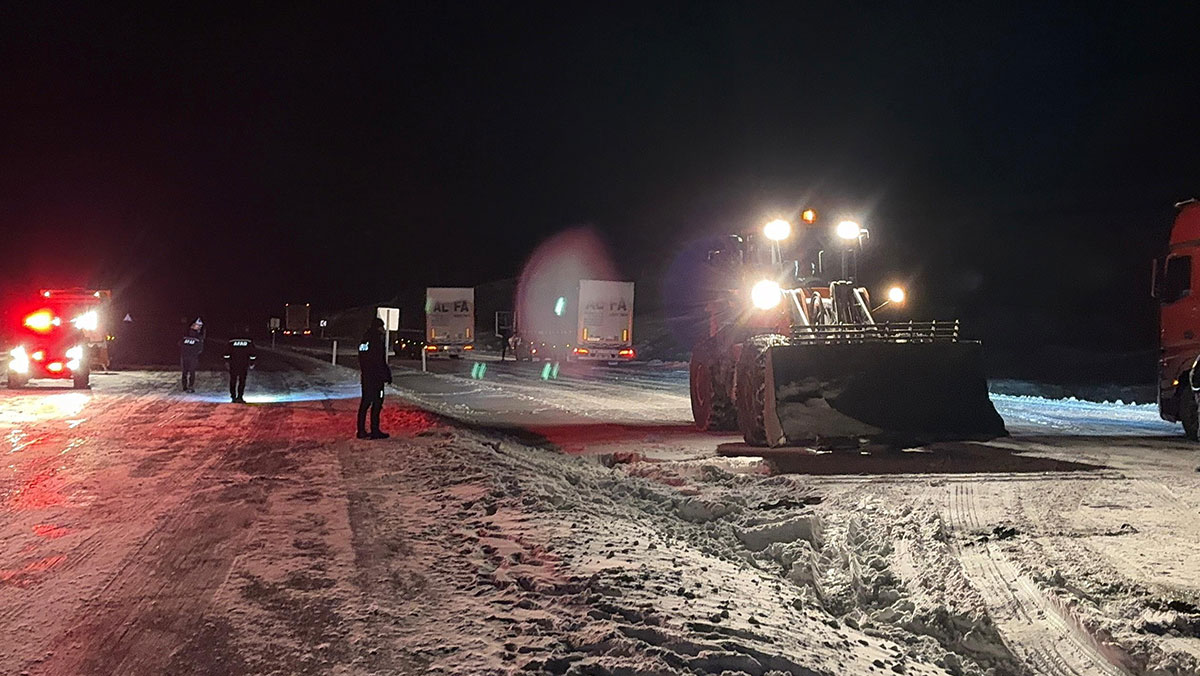 Ardahan'da kar nedeniyle 4 TIR yolda kaldı