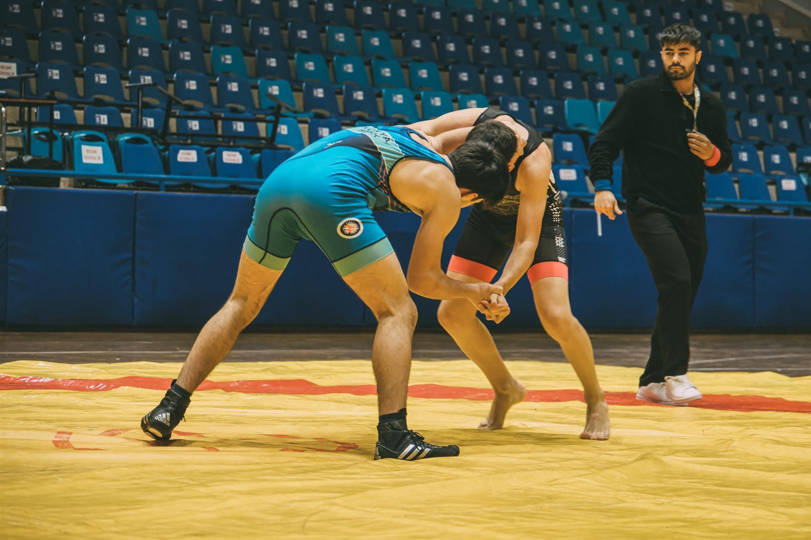 Genç güreşçilerden minderde şampiyonluk mücadelesi