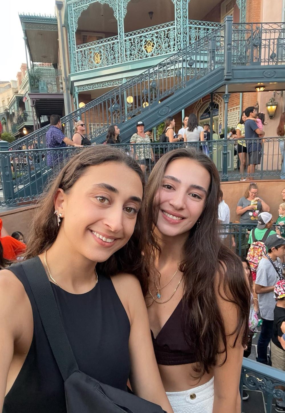 Milli voleybolcular Elif Şahin ve Saliha Şahin, 'İyilik Elçileri' oldu