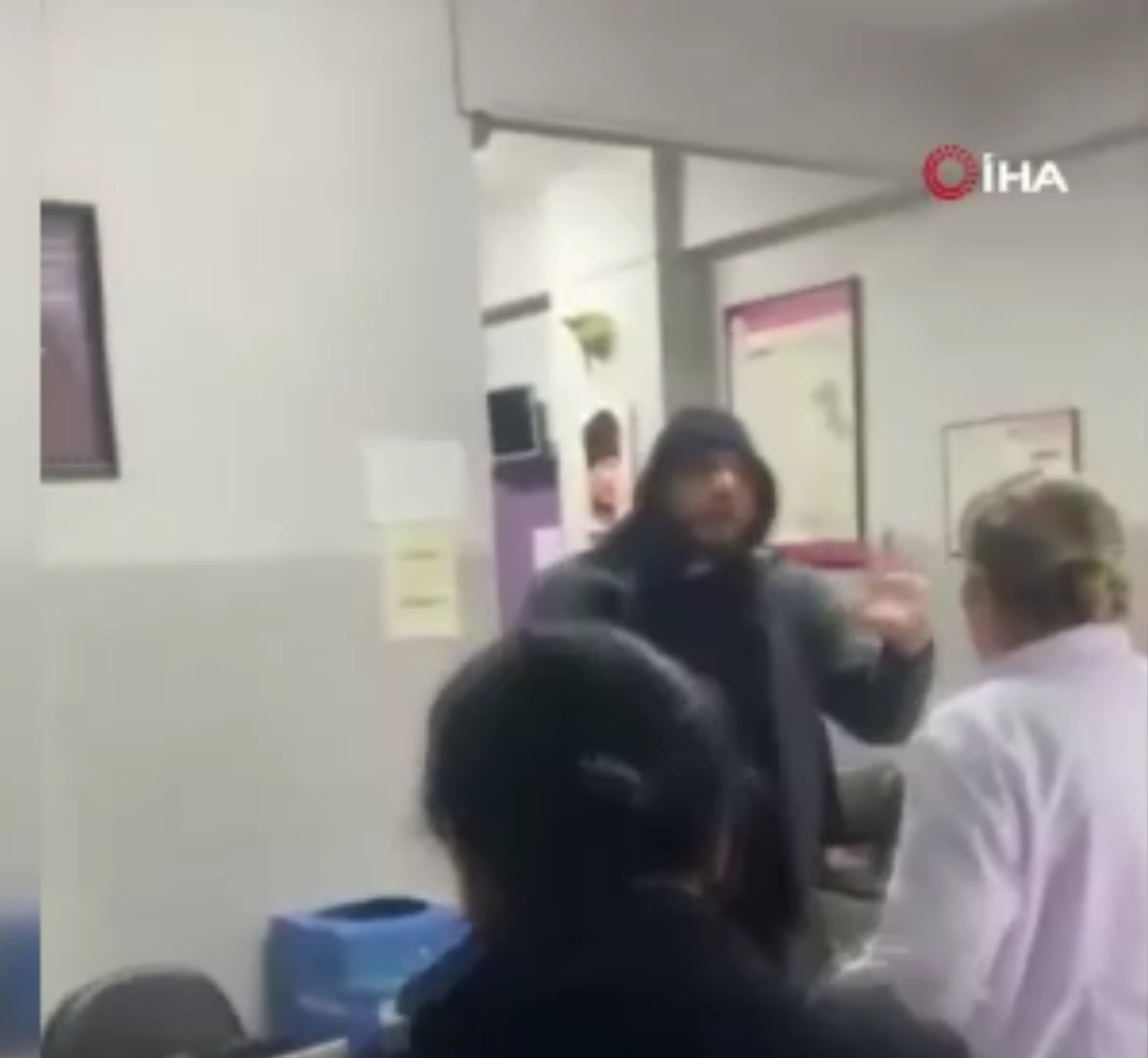 Kendisinden kan isteyen doktora saldırdı