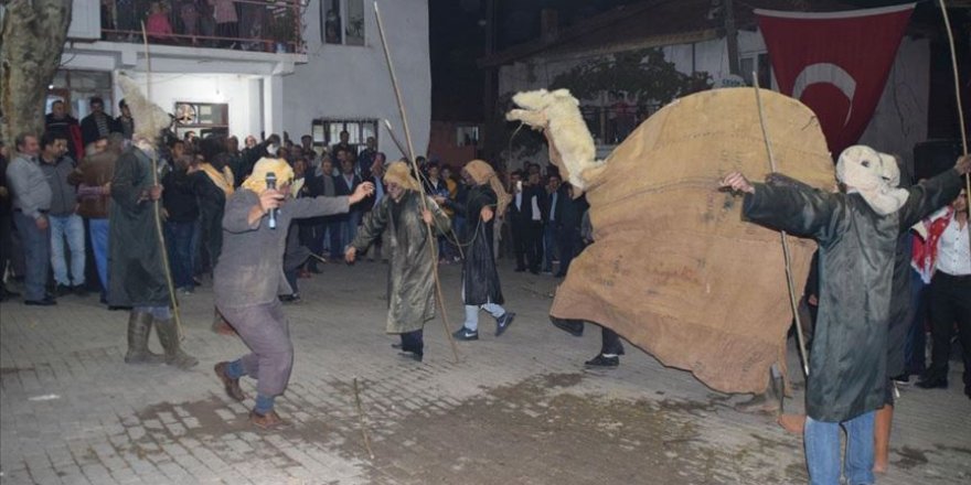 'Deve' olup gençleri askere uğurladılar