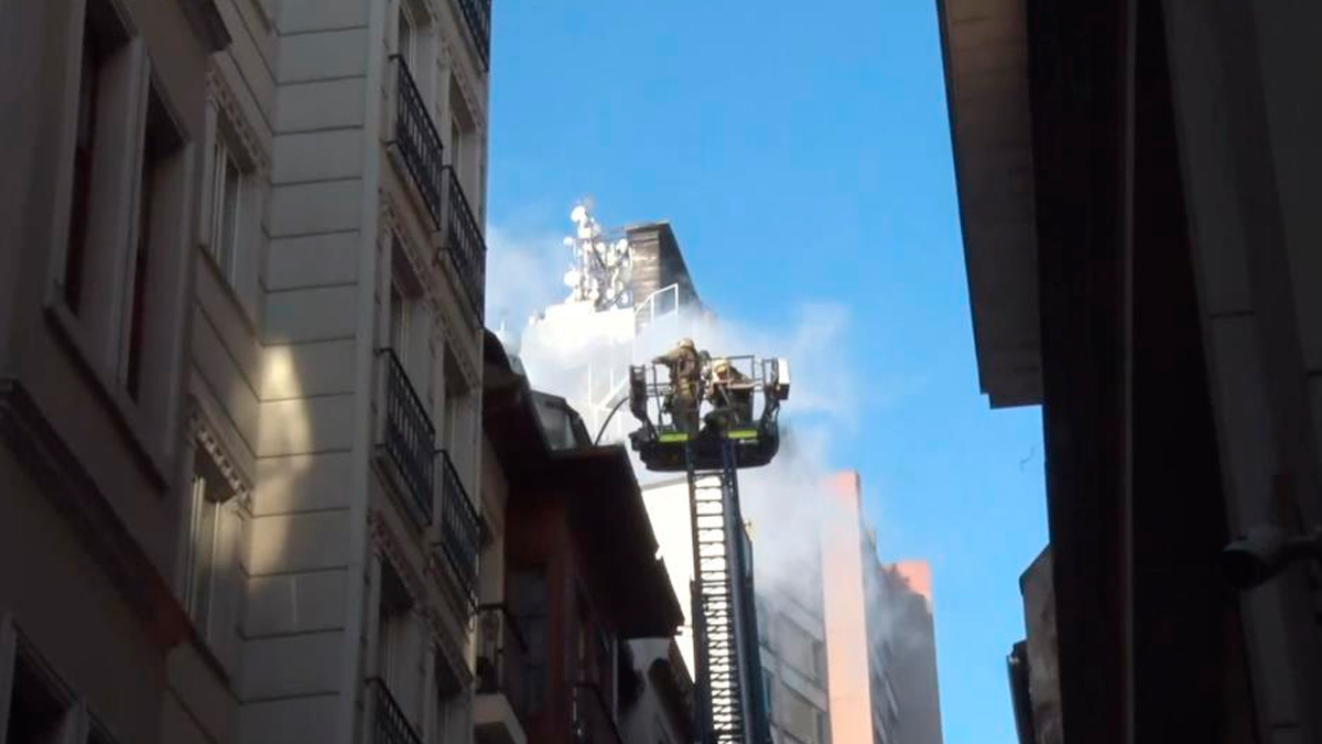 Beyoğlu'nda yangın paniği! Otelin çatısı alevlere teslim oldu