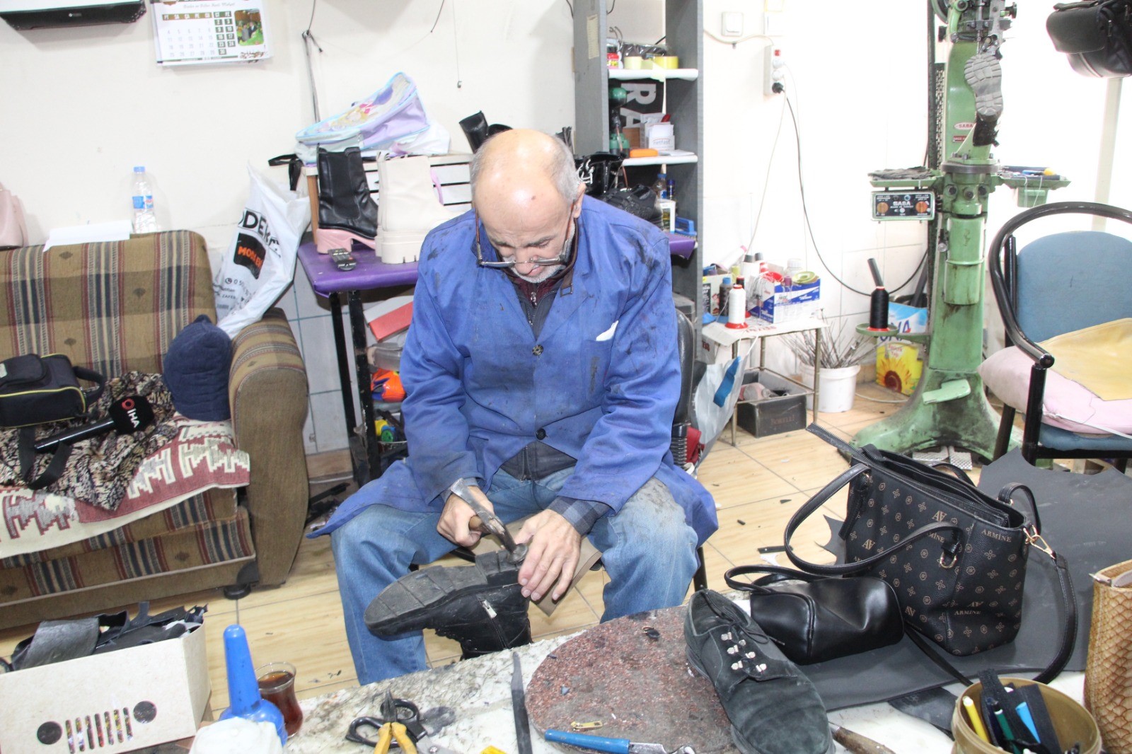 43 yıllık ayakkabı tamircisi mesleğini yaşatmaya devam ediyor