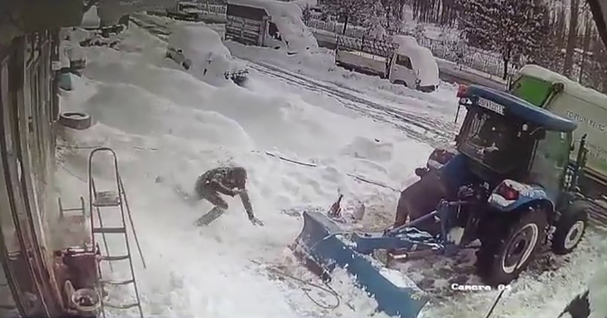 Lastik tamircisinin üzerine kar kütlesi düştü