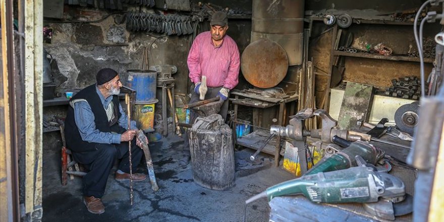 Yarım asırdır demir döverek mesleğini yaşatıyor