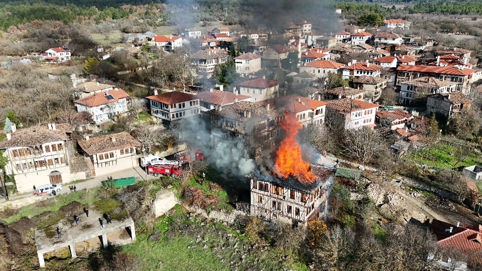 Safranbolu'nun yörük köyünde 350 yıllık tarihi konakta yangın çıktı
