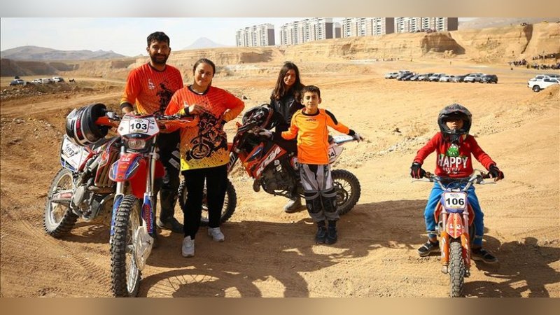 Motosiklet tutkusu ailesini de sardı