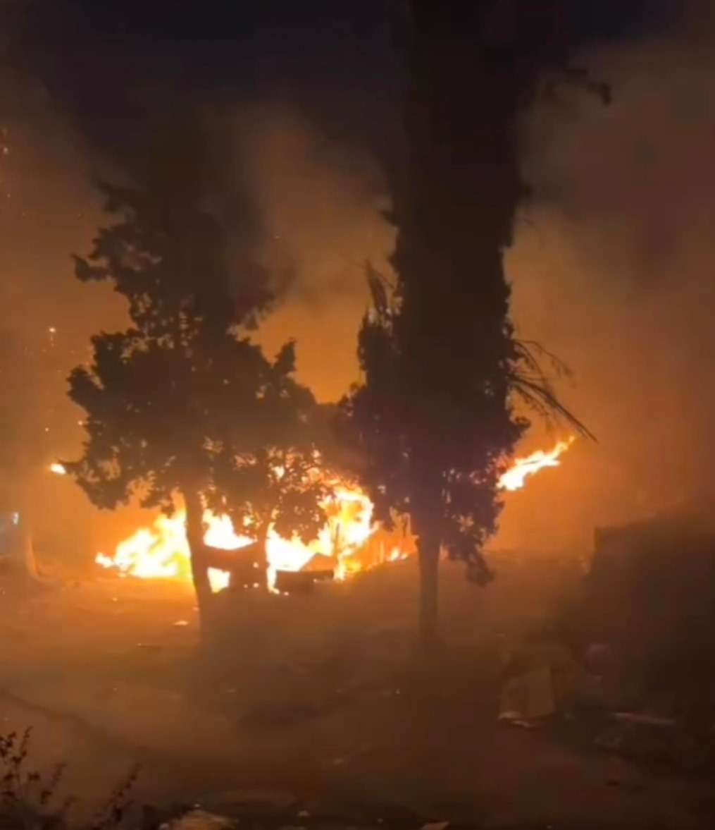 Gecekondu saniyeler içinde alevlere teslim oldu