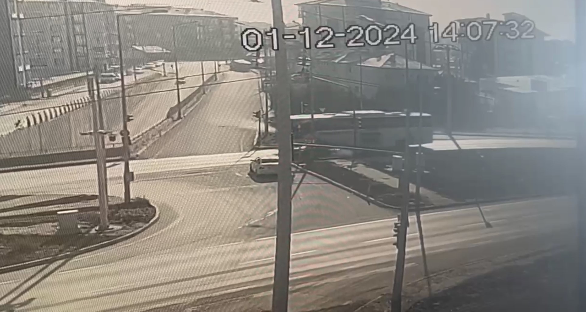 Yolcu otobüsü kırmızı ışıkta bekleyen araçlara çarptı: 1 şahıs yaralandı