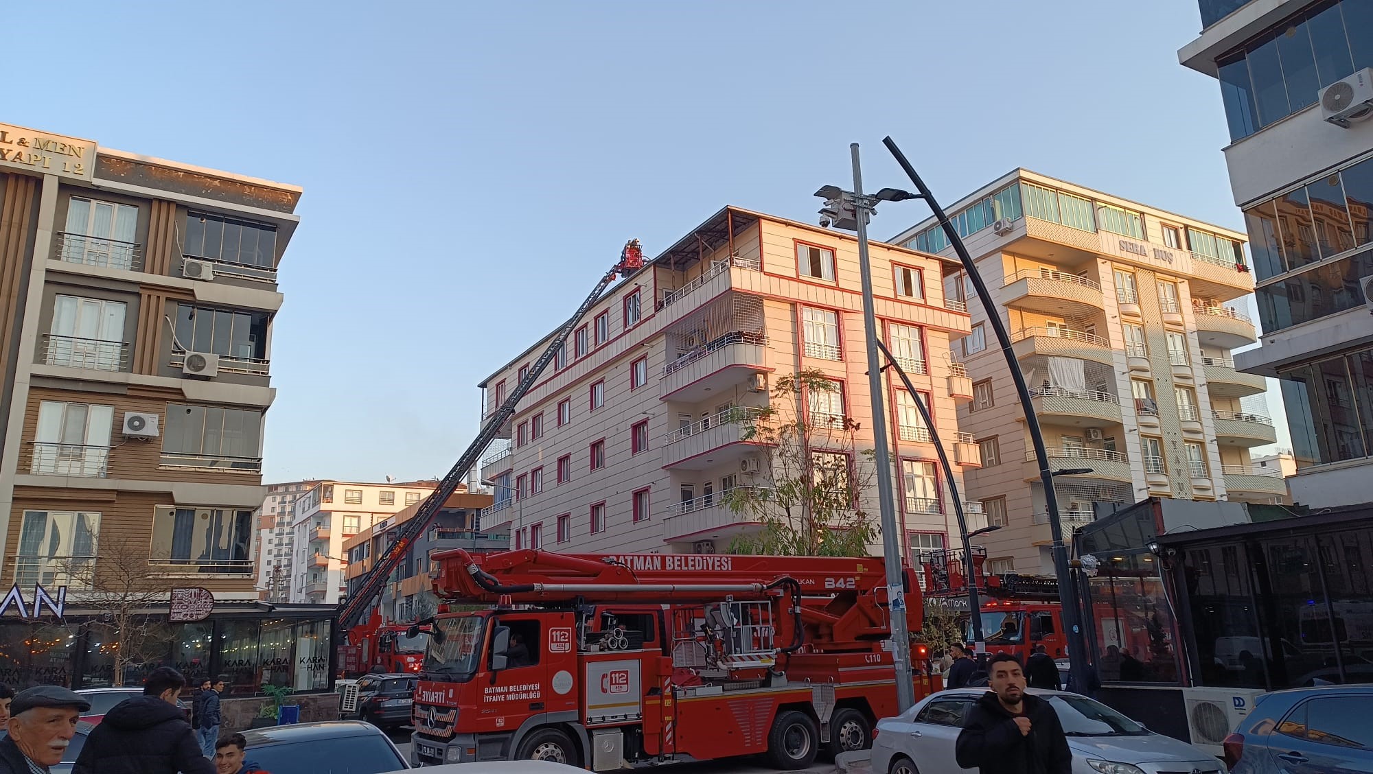 Bacada çıkan yangın çatıya sıçraması korku dolu anlar yaşattı