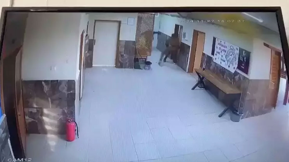 Ağabey, öğretmen kardeşinin tartıştığı meslektaşını okulda darbetti