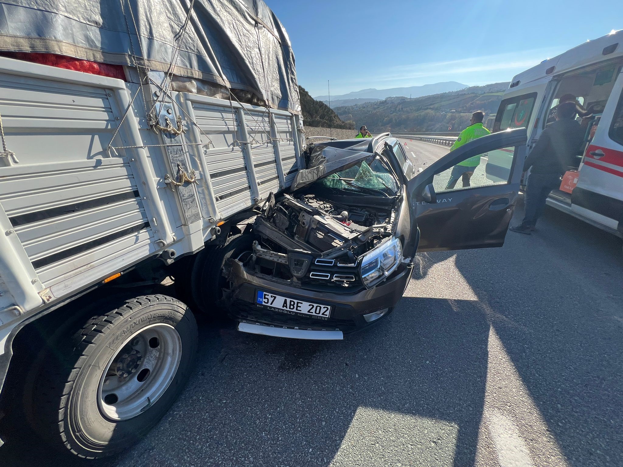 Sinop’ta korkunç kaza. Otomobil kamyonun altına girdi