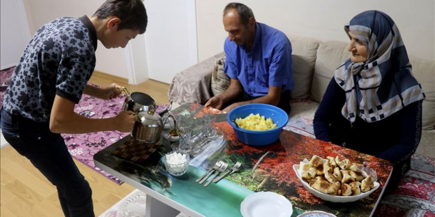 Babasının 'gören gözü' annesinin 'eli ayağı' oldu