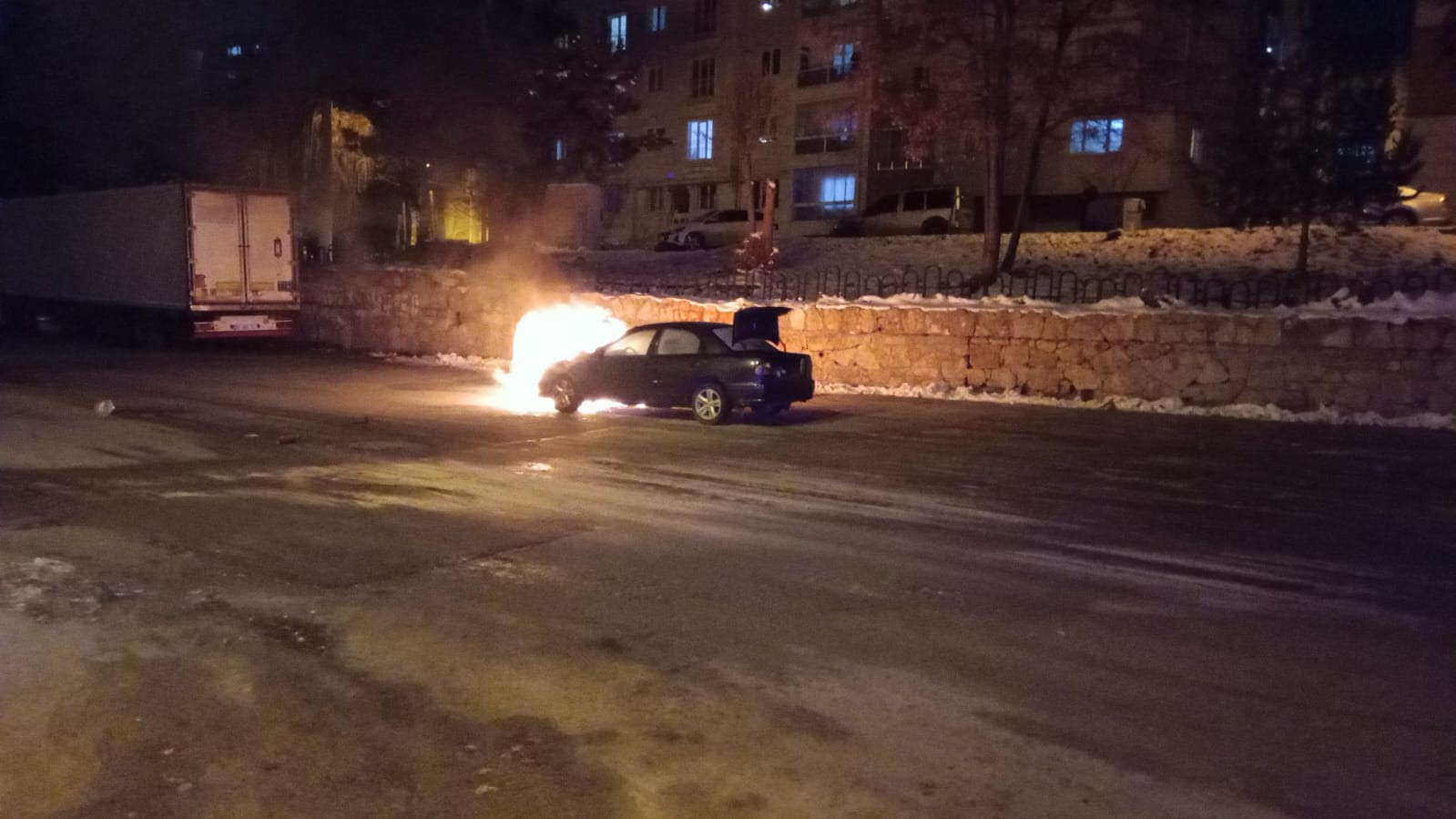 Seyir halindeyken alev aldı: Trafikte korku dolu anlar