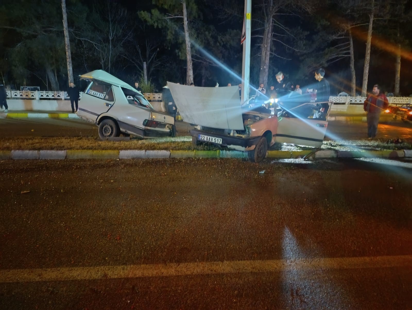 Edirne'de direğe çarpan otomobil ikiye bölündü!