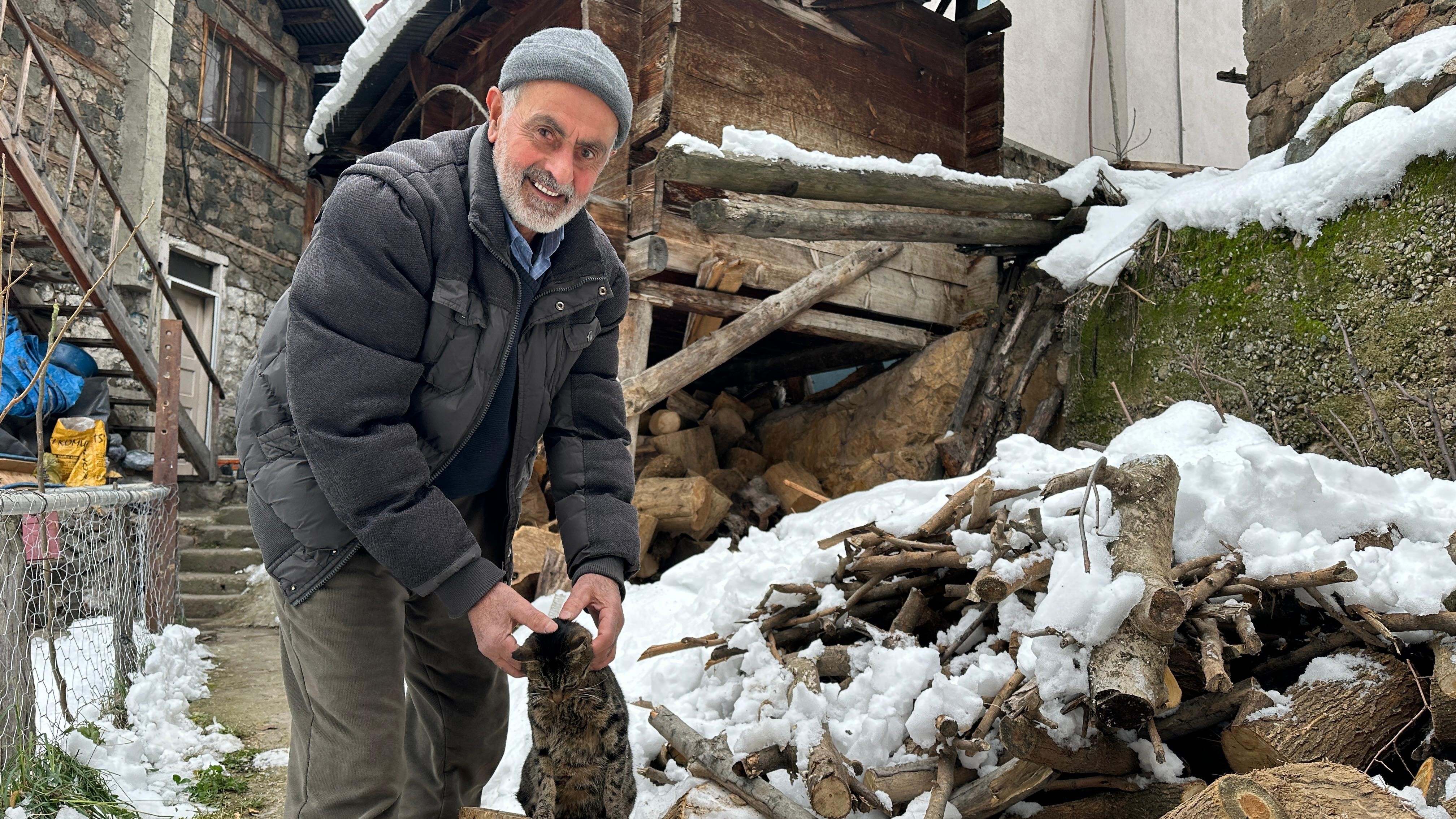 Artvin'de kedileri için karlı yollardan aşarak yiyecek taşıyor