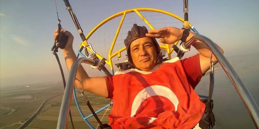 Mehmetçiğe paramotordan asker selamı